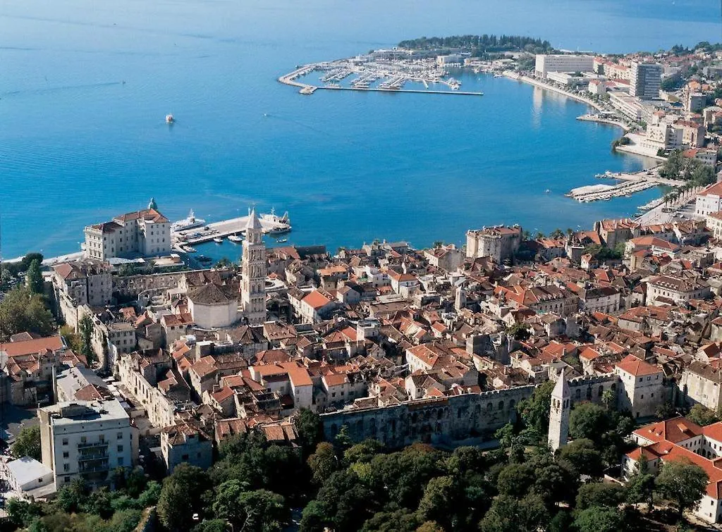 Apartment Paola With Free Private Parking Place Split